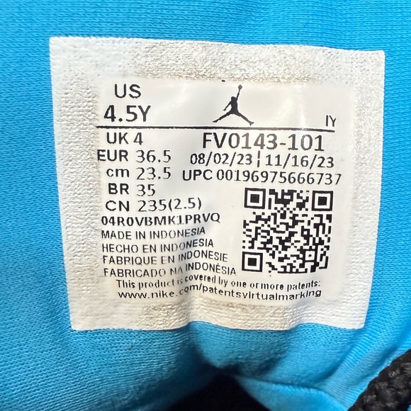 Nike Black and Blue Sneakers - Picture 4 of 9